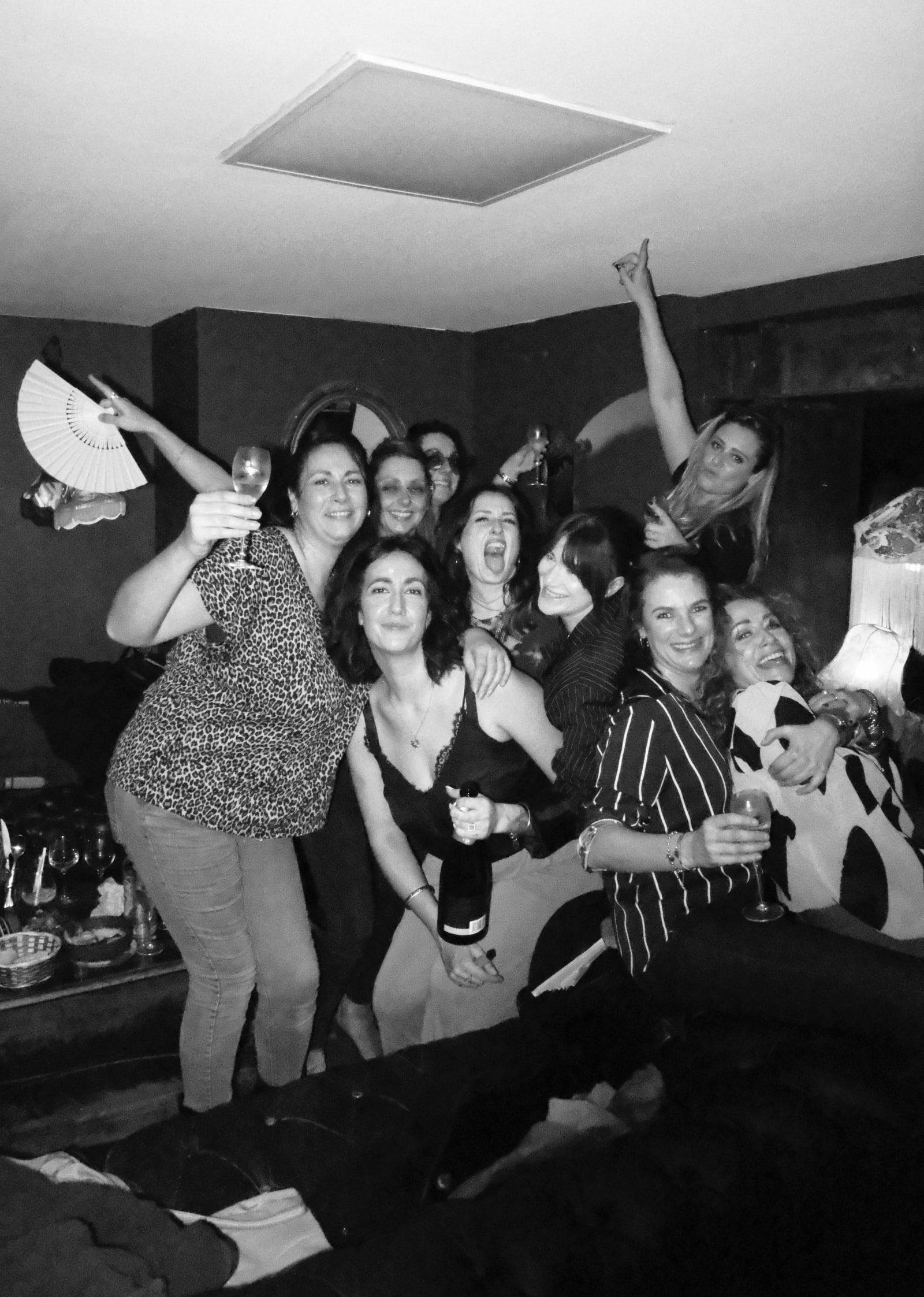 Groupe d'amis fêtant un anniversaire au Barjaquer