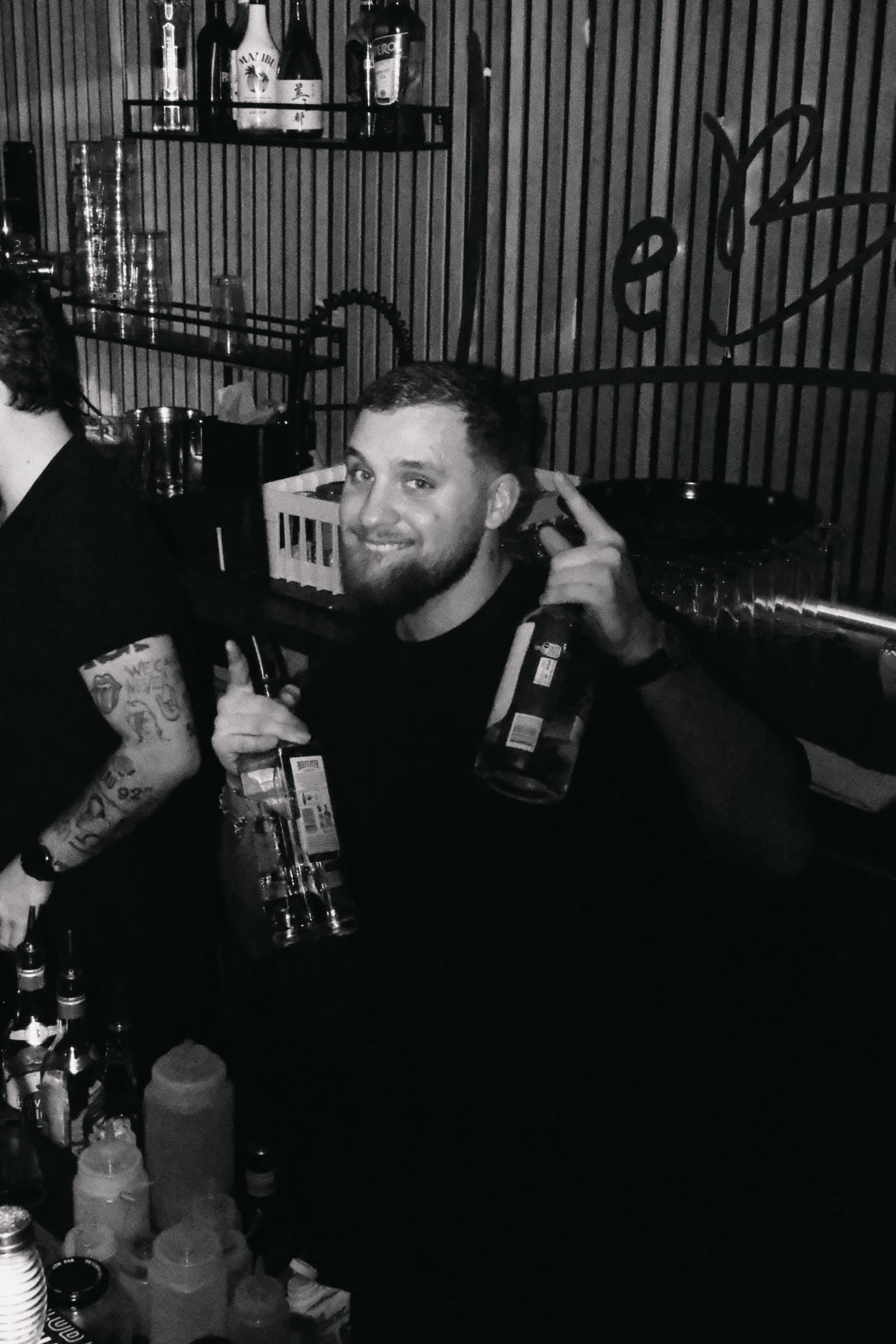 Barman du Barjaquer préparant un cocktail signature