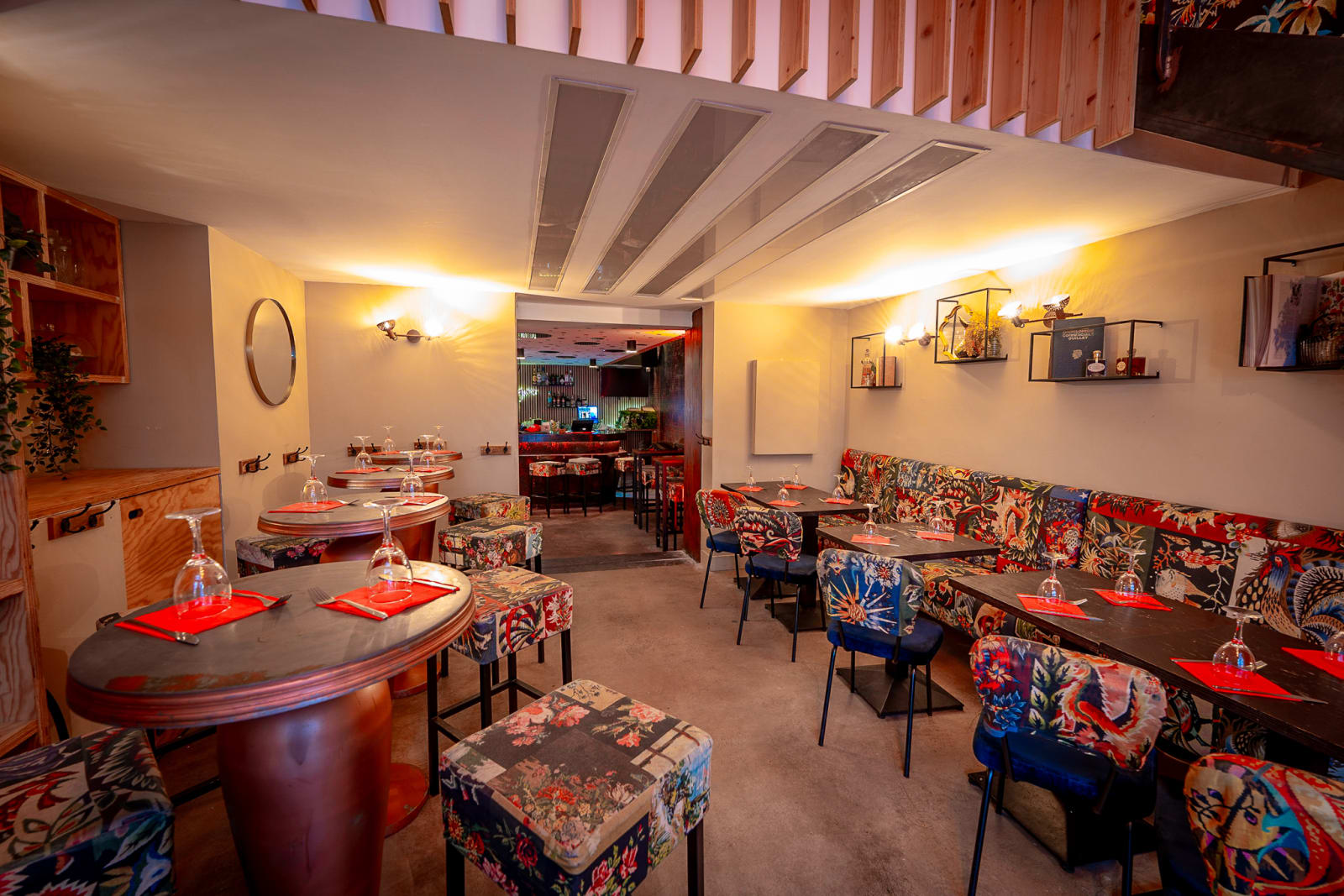 Salle de restauration tables hautes et basses pour dîner privatisé
