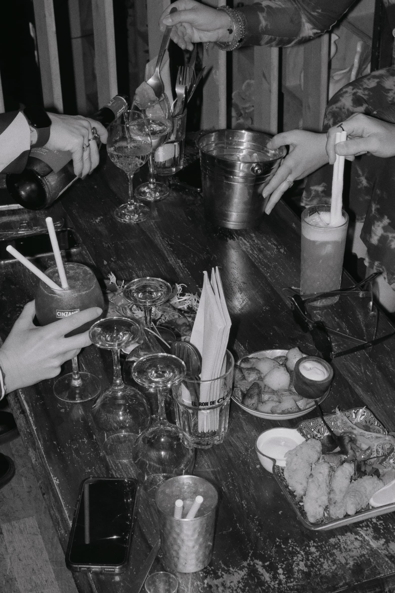 Table dressée tapas et cocktails au Barjaquer