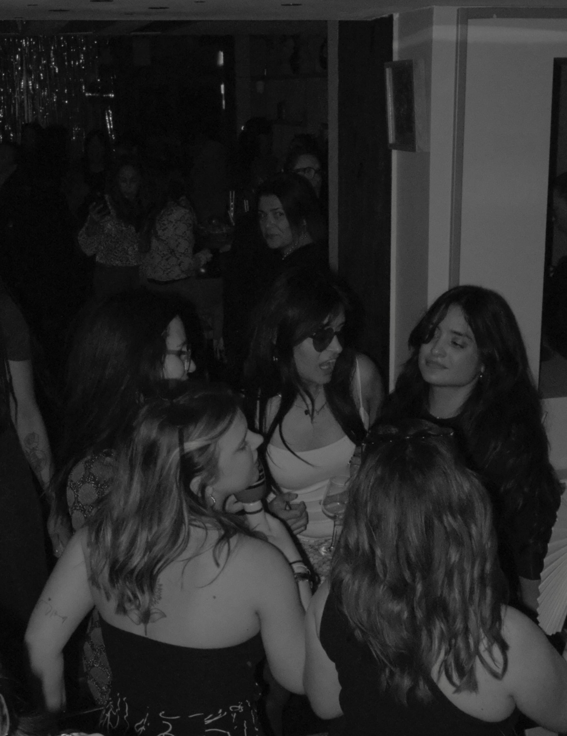 Ambiance festive d'une soirée au Barjaquer, bar à tapas rue Sainte à Marseille