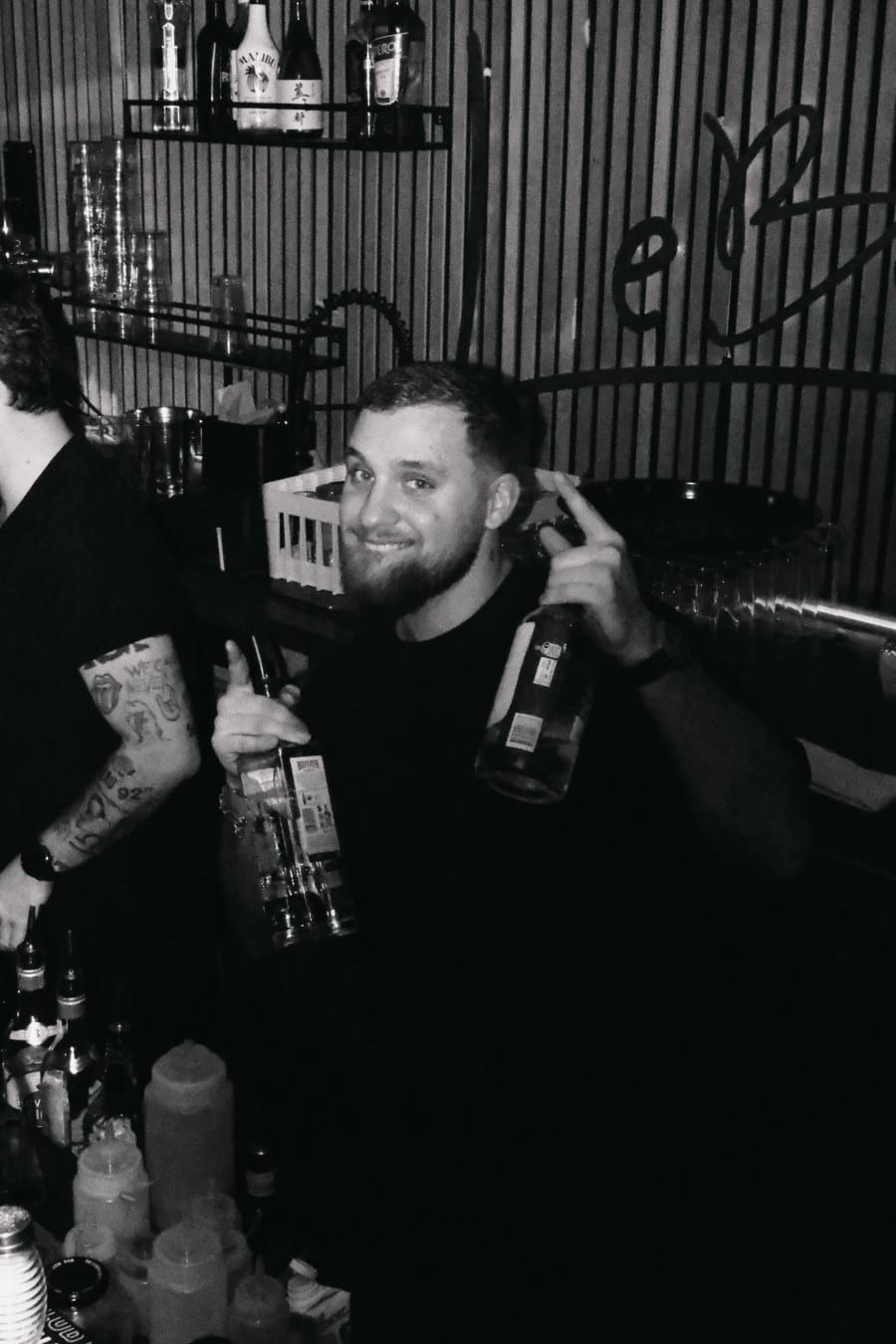 Barman du Barjaquer préparant un cocktail signature