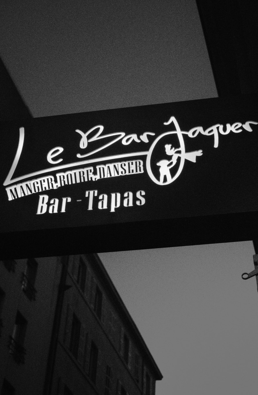 Enseigne lumineuse « Le Barjaquer — Manger, boire, danser » rue Sainte à Marseille