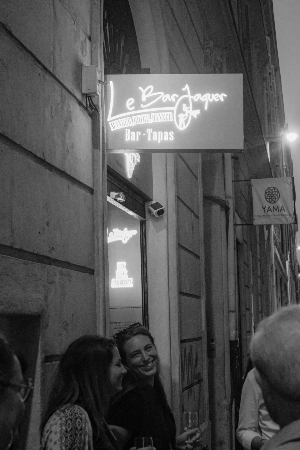 Sourires et convivialité lors d'une soirée au Barjaquer