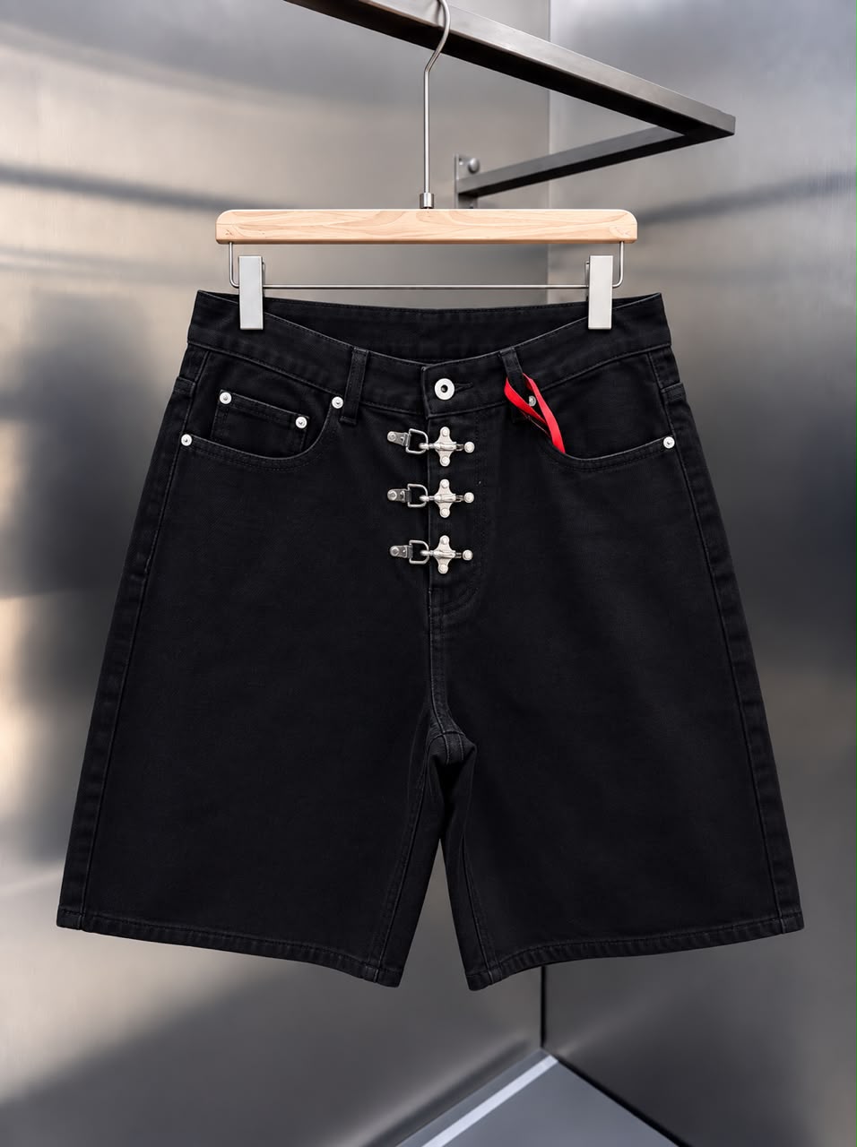 SIGNATURE CLASP DEMIM SHORTs