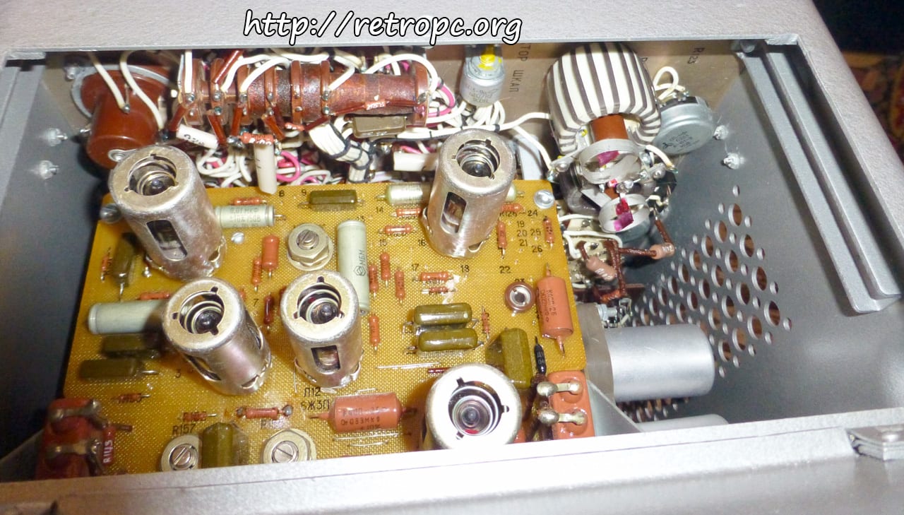 An L3-3 internal circuit board carrying metal-can vacuum tubes, resistors and capacitors