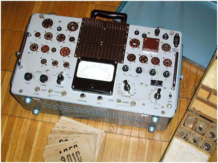 An L3-3 next to part of its set of test cards and the wooden card box