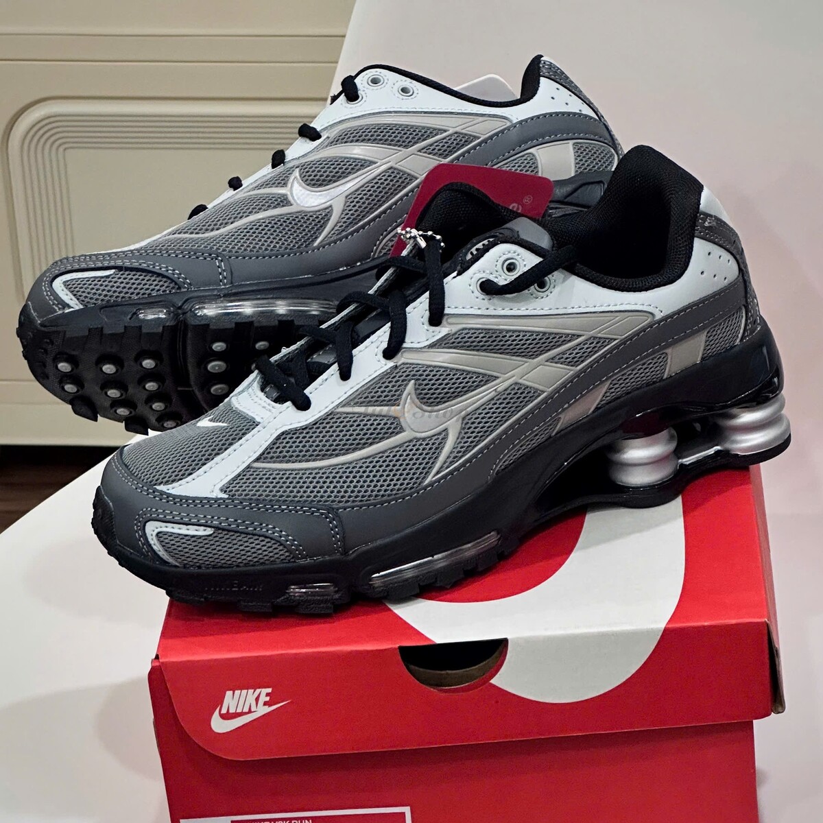 Nike Shox R2 sneaker
