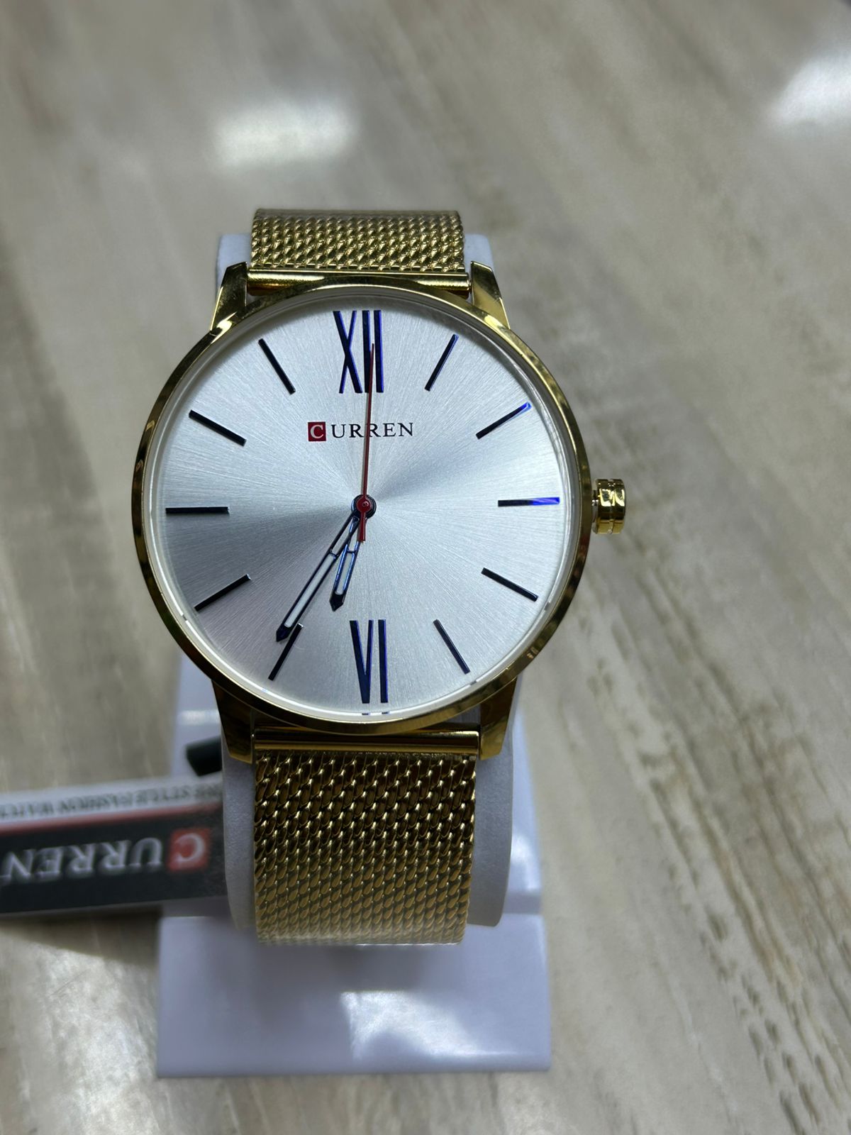 CURREN 8233 Men’s Minimalist Ultra-Thin Watch – Gold Mesh Band with Silver Roman Numeral Dial