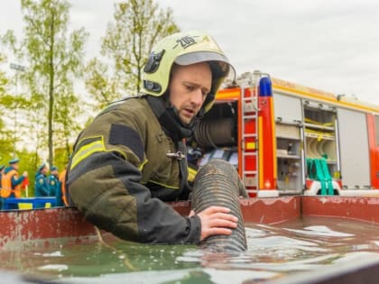 Работники Пожарно-спасательного центра показали свою слаженность в боевом развертывании