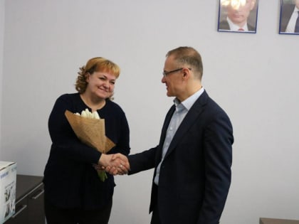Депутат Госдумы Александр Коган встретился с матерью троих участников СВО