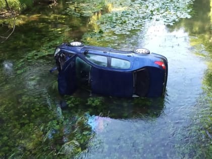 В Подольске автомобиль улетел в реку
