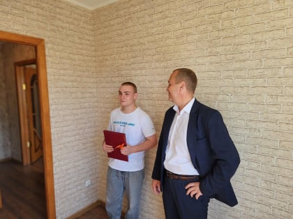 Глава Воскресенска вручил ключи от квартиры новосёлу