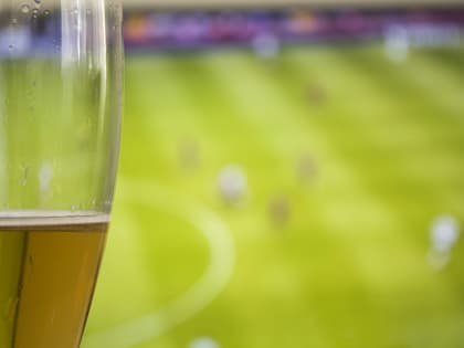 В Госдуме объяснили, зачем разрешать торговлю пивом на стадионах