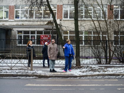 Активисты «Единой России» проверили безопасность дорог у корпусов гимназии в Люберцах