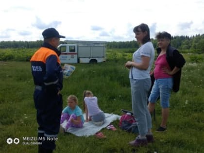 Спасатели напомнили отдыхающим Наро-Фоминского городского округа о правилах безопасности на летних водоемах.