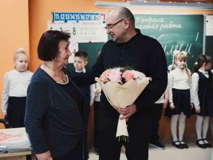 Партийцы поздравили с юбилеем учителя начальных классов
