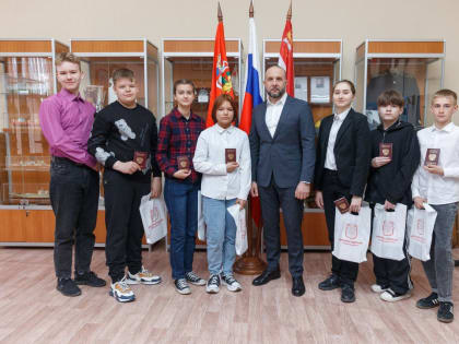 Руслан Заголовацкий вручил первые взрослые документы юным ликинодулёвцам