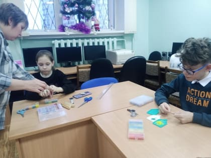 Юные ружане плели ананасы из бисера