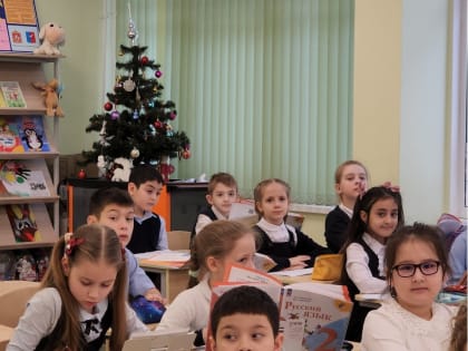 В Звенигороде школьники сделали ёлку из яичных лотков