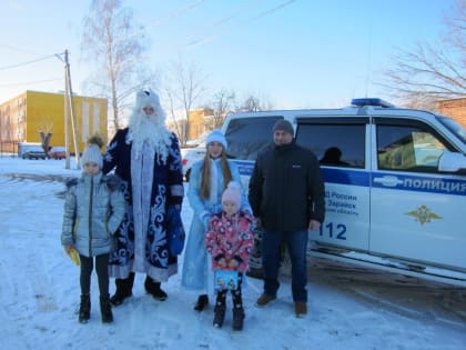 В Зарайске полицейские и общественник присоединились к акции «Полицейский Дед Мороз»