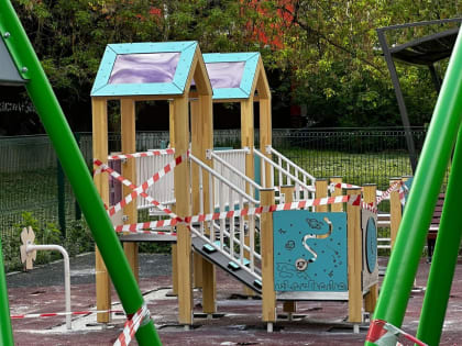 Специалисты продолжают устанавливать детские площадки в поселении Воскресенское