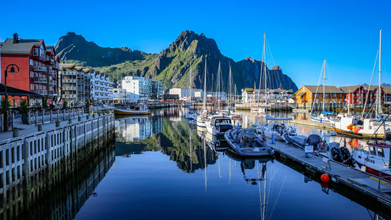 HĂžye fjelltopper og idylliske Ăžyer