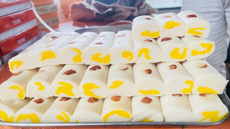 बादाम रोल