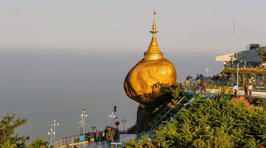 গোল্ডেন রক বা গোল্ডেন বোল্ডার,মায়ানমার