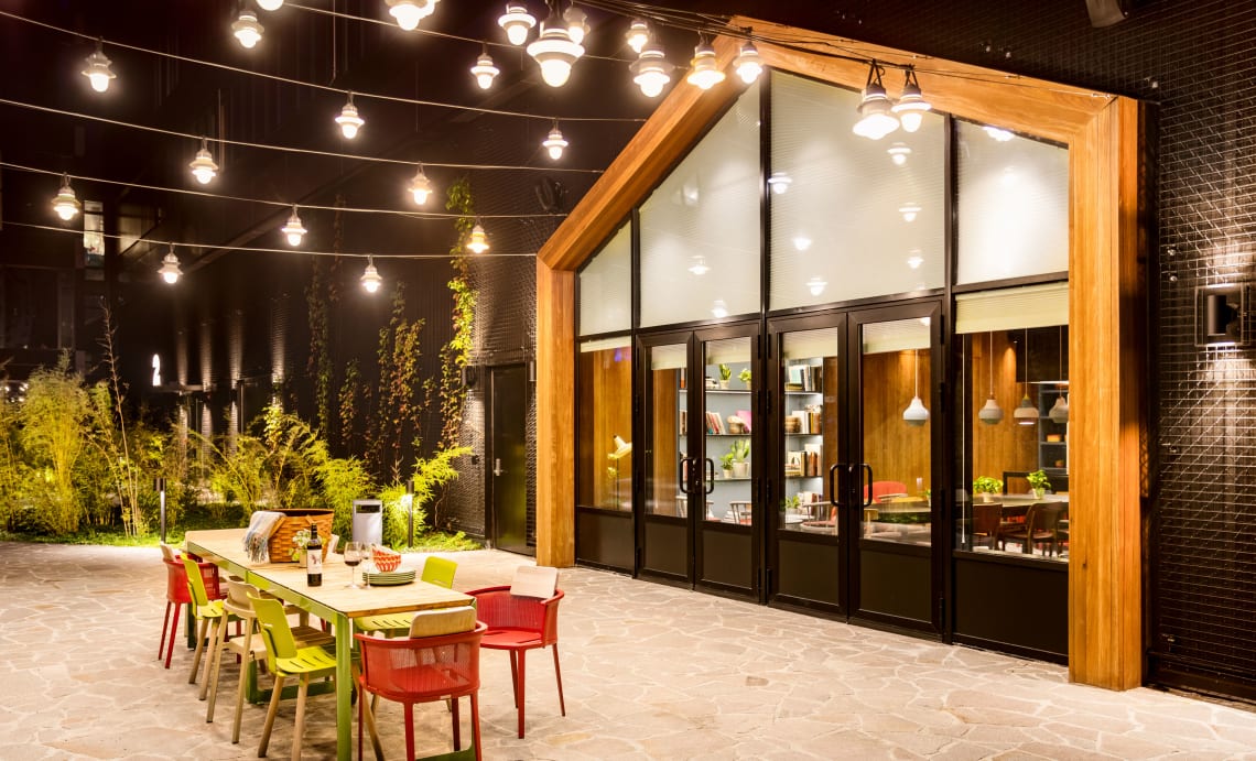 Stamford Urby Kitchen and Courtyard with table and greenery