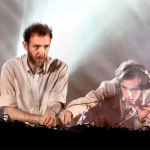 2 Many DJ's