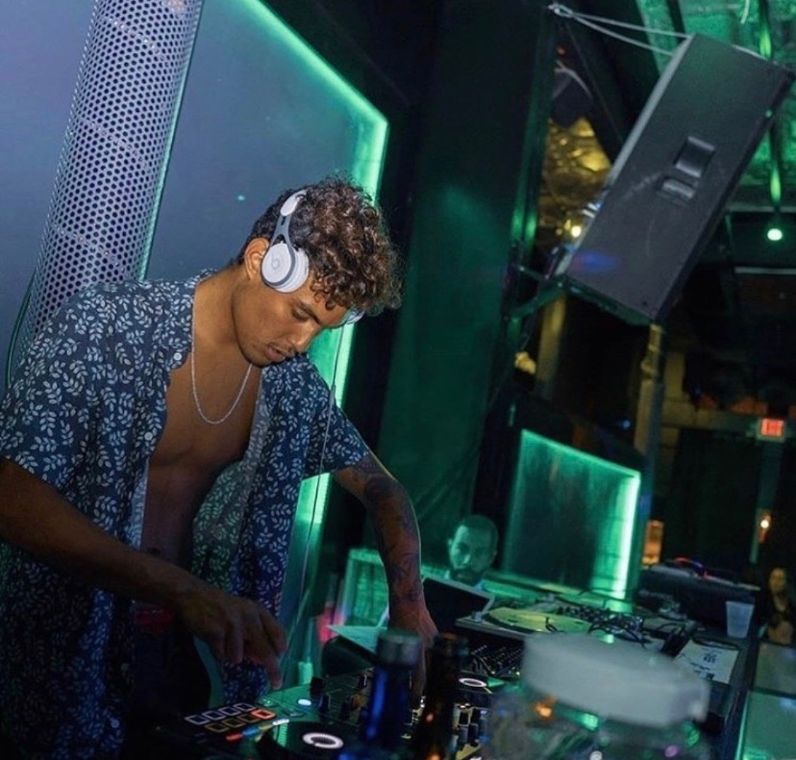 DJ Namonster em interação com o público em Lisboa