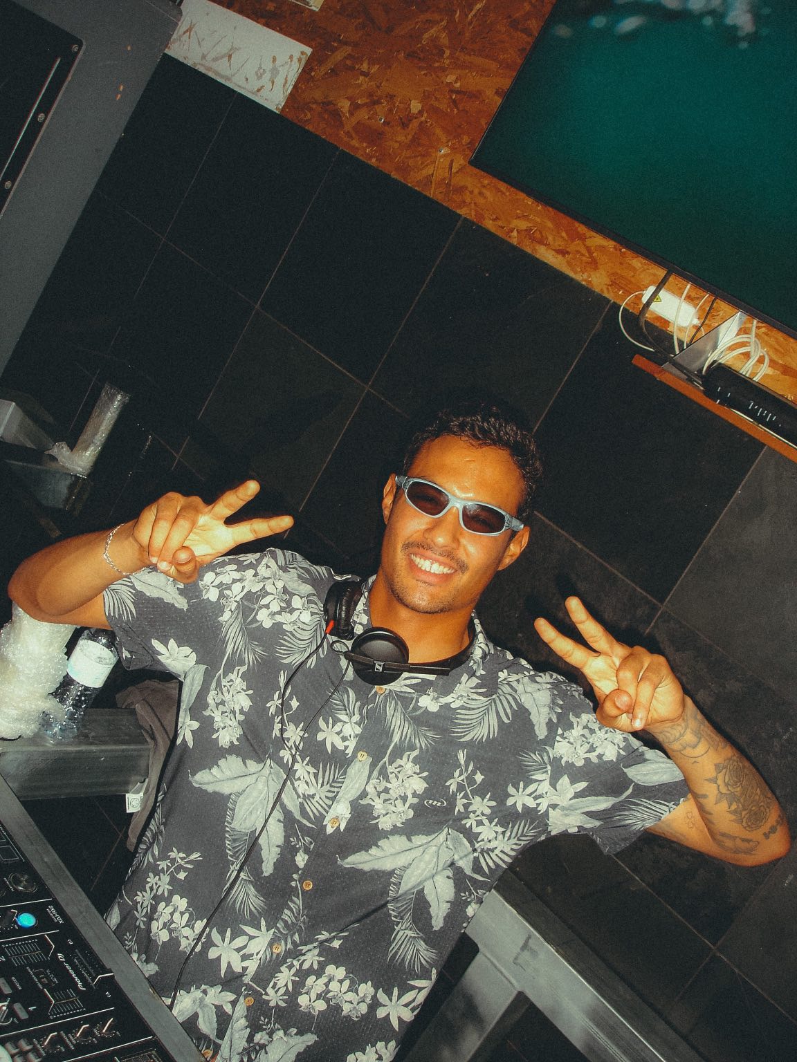 DJ Namonster mixando em evento exclusivo