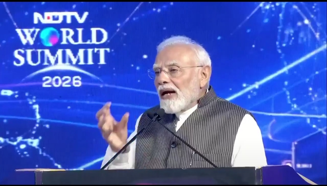 प्रधानमंत्री नरेंद्र मोदी NDTV World Summit 2026 में ₹12 लाख तक की इनकम टैक्स राहत पर संबोधन देते हुए।