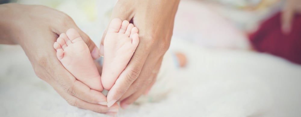 Newbron Baby feet in the mother hands.