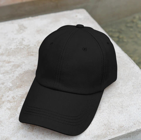 Boné preto usado como referência visual da categoria Bonés da Centro Mega