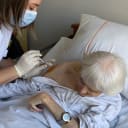 Dans les Ehpad publics de Roubaix, le vaccin fait gonfler l'espoir d'une vie plus normale. (Agathe Moret/Hospimedia)