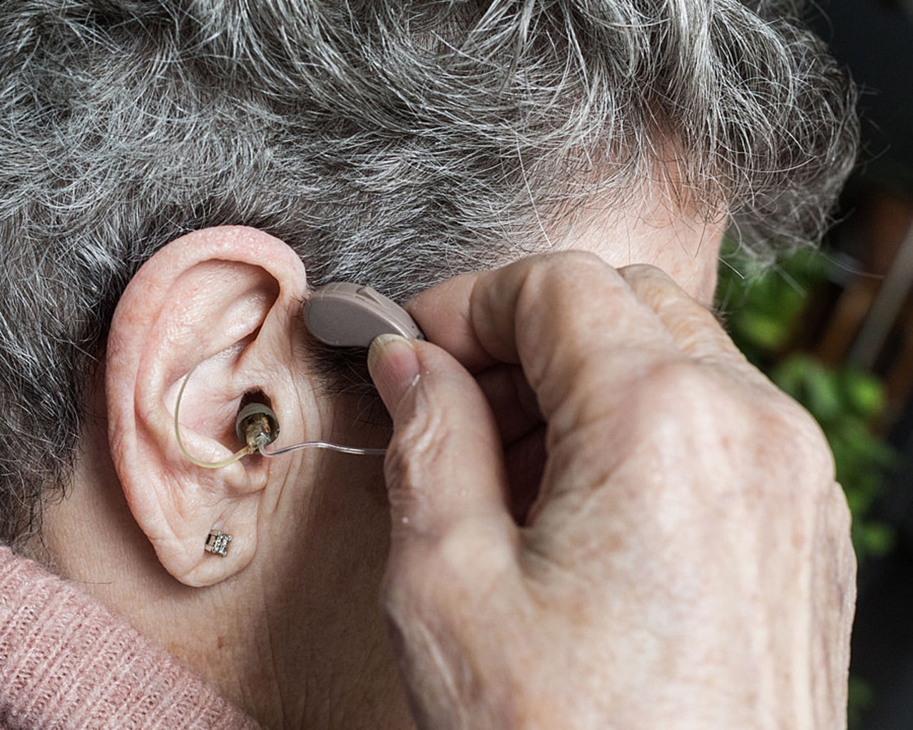 Avec la perte d'autonomie, les aînés n'arrivent plus à gérer leurs prothèses auditives. Les professionnels du grand âge ne sont pas assez formés pour les suppléer correctement. (Burger/Phanie)