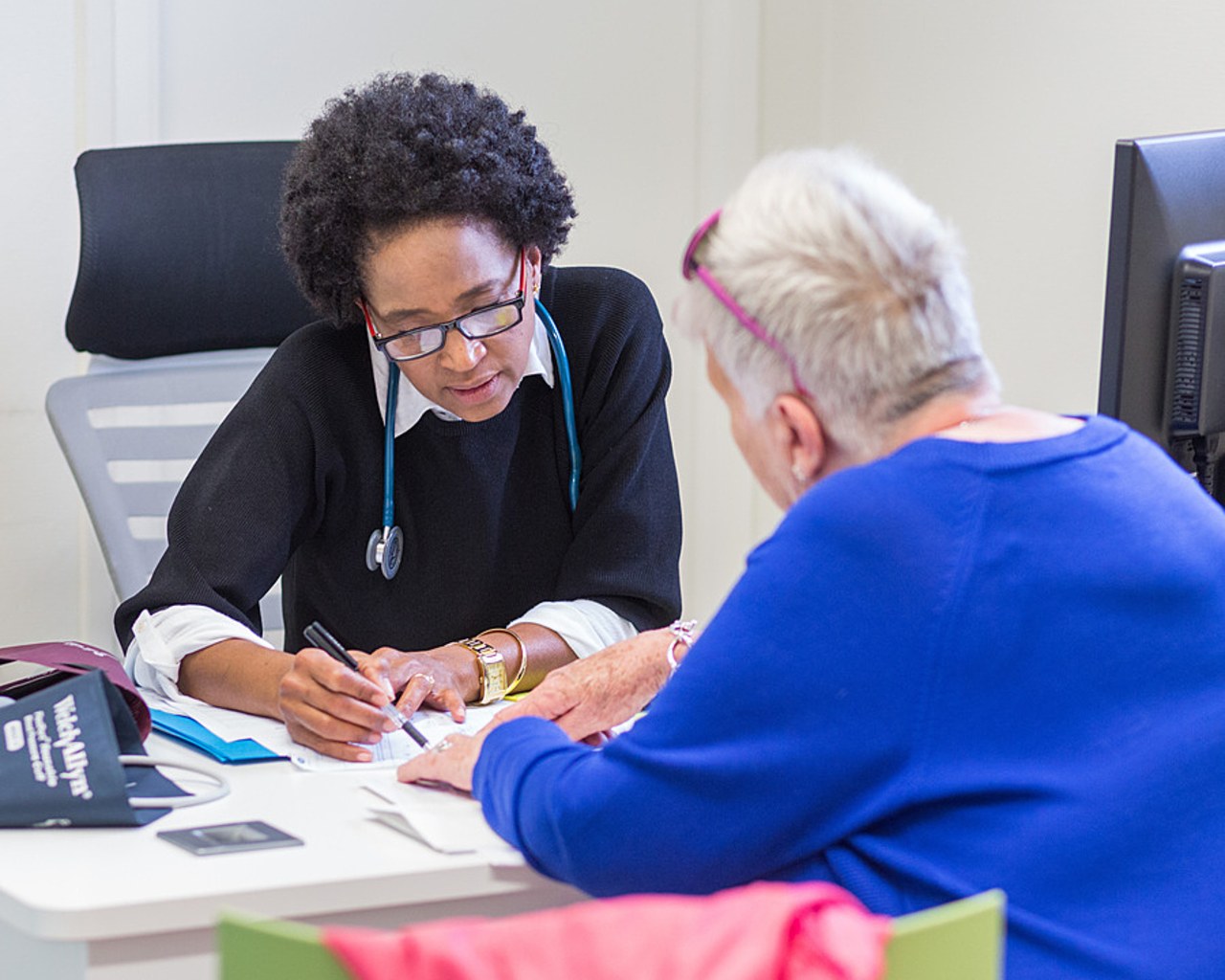 Le médecin généraliste est considéré par les patientes comme un interlocuteur de confiance. (Burger/Phanie)