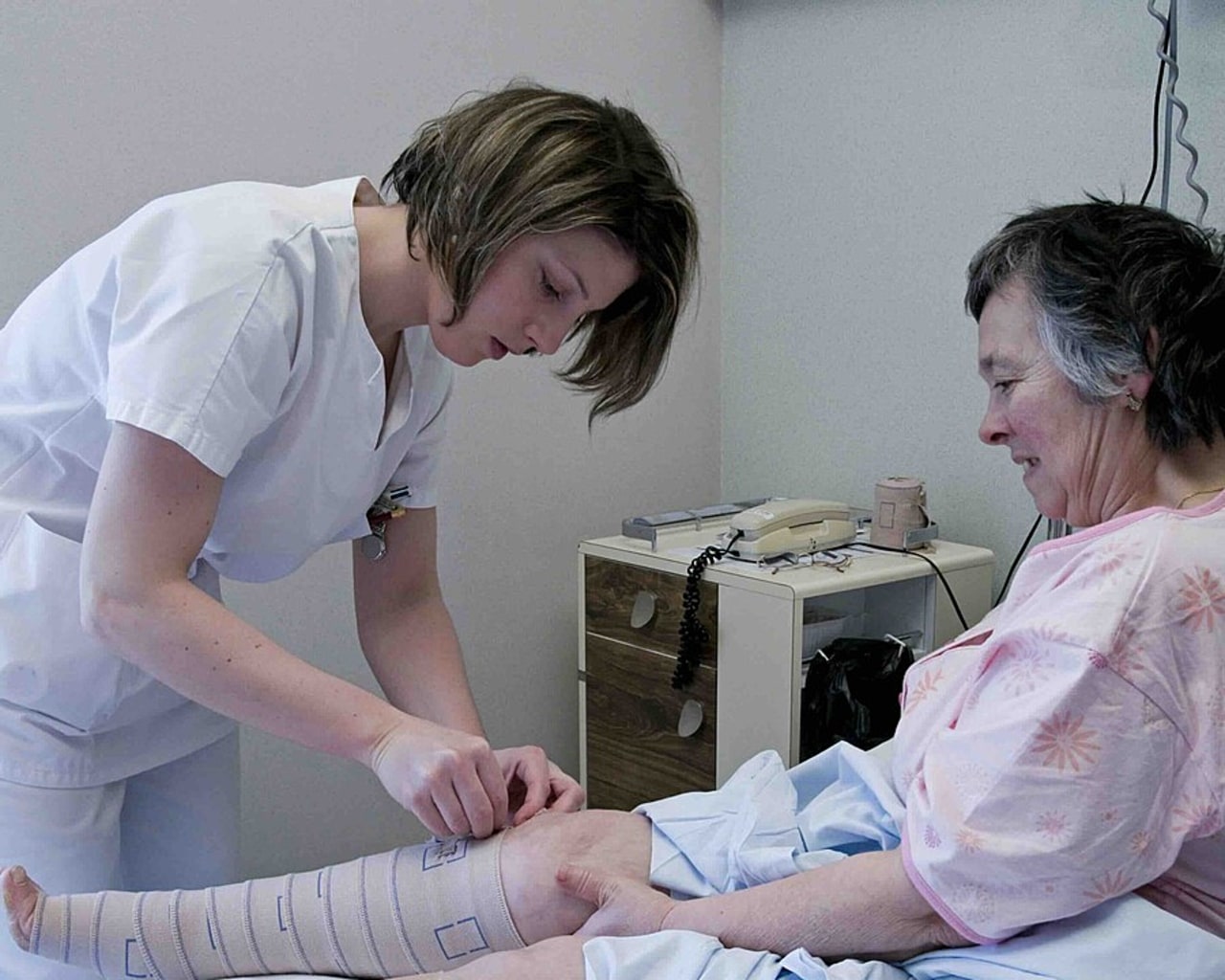 174 824 hospitalisations en lien avec une chute ont été dénombrées en 2024 chez les personnes âgées de 65 ans et plus. (Bemonte/BSIP)