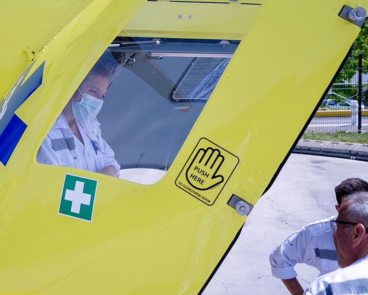 Contrairement aux hélicoptères de la sécurité civile ou de la gendarmerie qui opèrent sous mission d'État, ce qui offre certaines souplesses normatives et financières, les hélismur reposent sur une doctrine d'emploi exclusivement sanitaire au titre du seul service public hospitalier. (Tremelet/Image Point FR/BSIP)