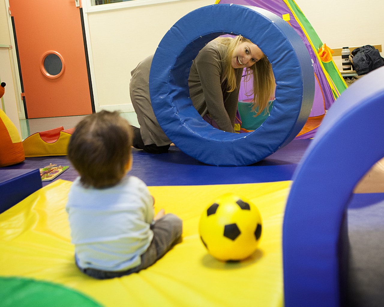 Les PCO permettent de financer pendant une année des séances de rééducation comme la psychomotricité. (Amélie Benoist/Image Point FR/BSIP)