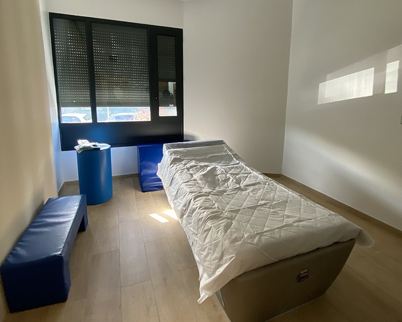 L'isolement est plus fréquent dans les établissements spécialisés en psychiatrie que dans les hôpitaux généraux ou CHU, tandis que la contention psychiatrique augmente quand les "dotations en personnel" infirmier sont plus faibles, relève l'Irdes. (Caroline Cordier/Hospimedia)