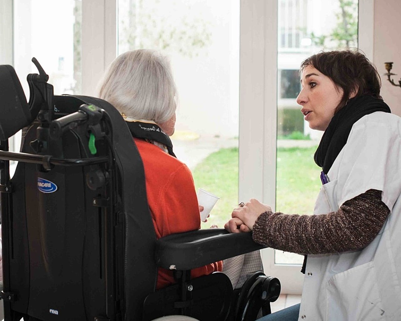 Les infirmiers coordinateurs défendent l'importance des soins relationnels en Ehpad. (Albane Noor/BSIP)