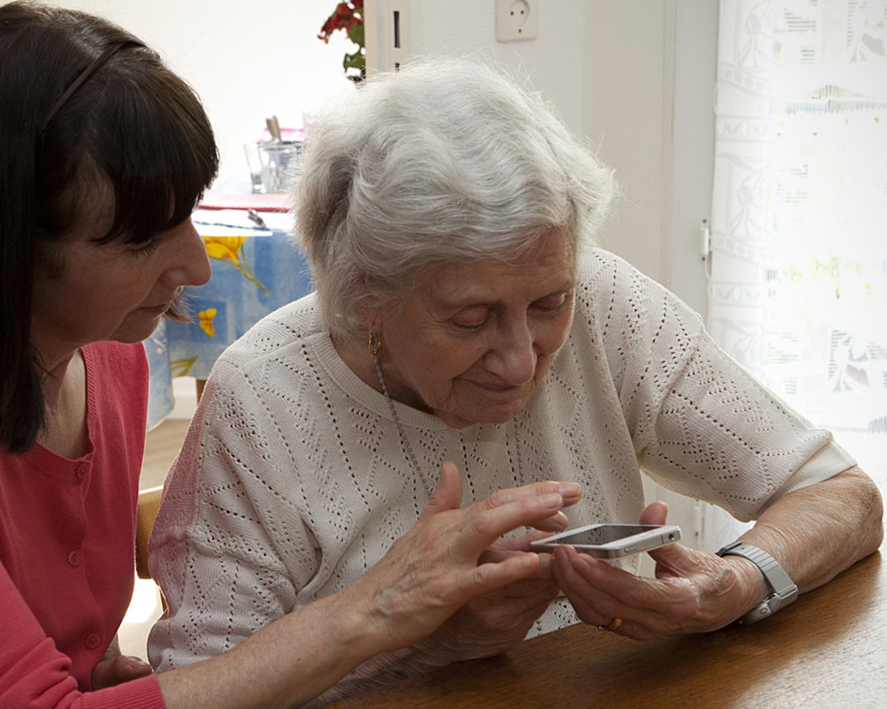 Plateforme téléphonique, système d'information Sirena, formulaire en ligne… la lutte contre les maltraitances envers les adultes vulnérables se réorganise. (D. Le Moine/BSIP)