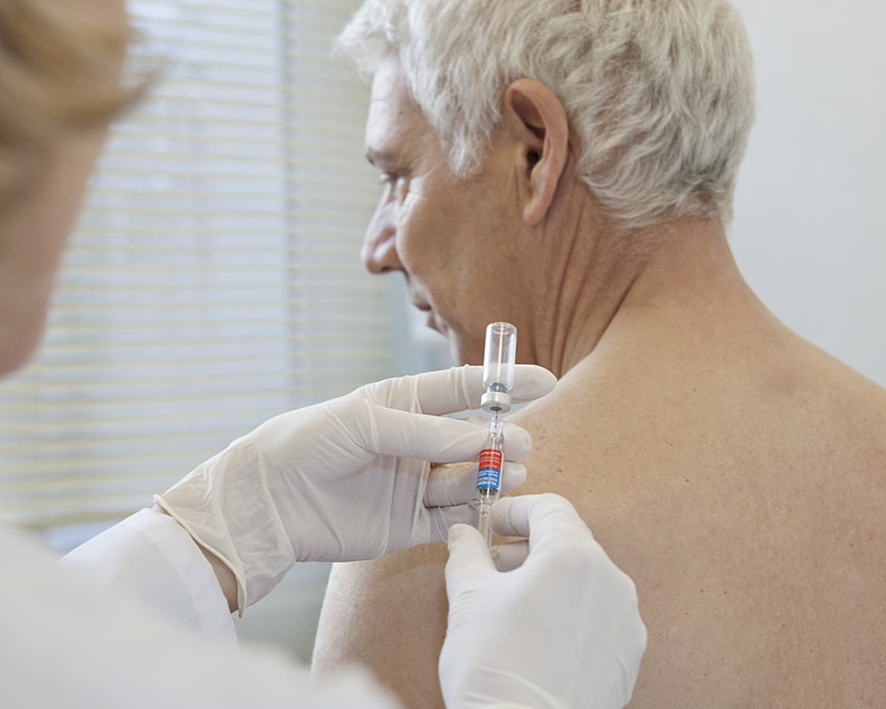 La couverture vaccinale tend à diminuer avec l'âge des patients. Le pharmacien hospitalier peut jouer un rôle pour promouvoir la vaccination lors de l'hospitalisation, de jour ou complète, des patients âgés de plus de 65 ans. (Bruno / Image point FR / BSIP)