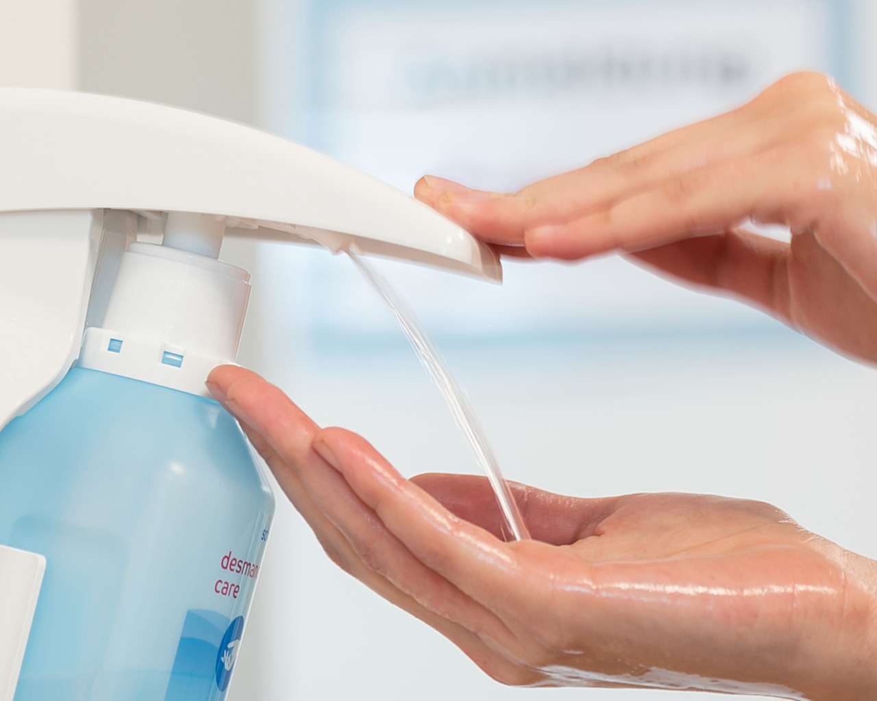 "Le flacon de gel dans ma chambre était vide ! Les soignants portaient souvent des gants mais ouvraient les portes avec !" Les commentaires des patients issus du questionnaire sur l'hygiène des mains sont parfois révélateurs. (DPA Picture Alliance/BSIP)