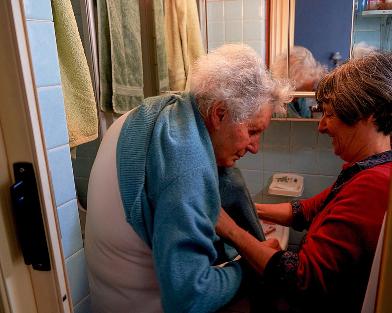 Les salariés de l'aide à domicile travaillent en moyenne 1,9 an dans le privé lucratif contre 5,5 ans dans le privé non lucratif. (Tremelet/Image Point FR/BSIP)