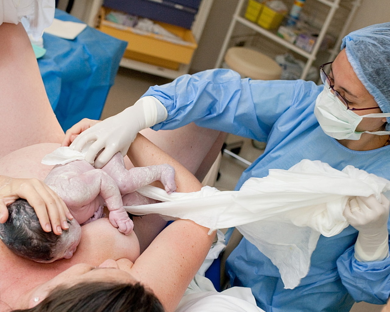 En 2019 déjà, le Collège national des sages-femmes proposait 14 équivalents temps plein de sages-femmes annuels pour une maternité de 1 000 naissances, contre 6 dans les décrets de 1998. Une évolution de ce ratio est désormais possible en 2027, sur la base de travaux en cours de la Haute Autorité de santé. (Burger/Phanie)