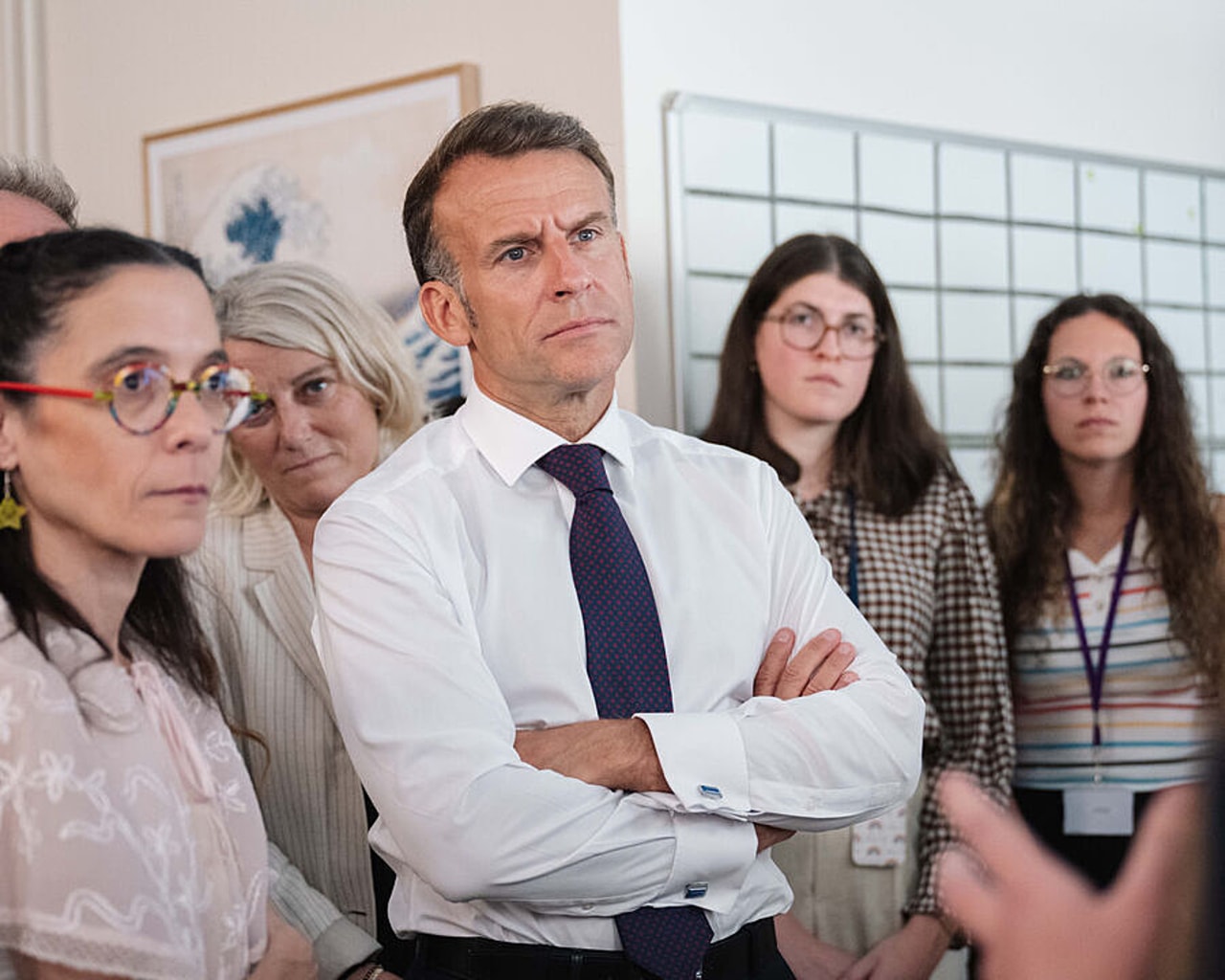 Lors d'une visite officielle au centre Asterya à Paris, le président de la République Emmanuel Macron promet une enveloppe permettant de créer sept hôpitaux de jour dédiés aux enfants confiés à l'aide sociale à l'enfance. (Grégoire Campione-Pool/Sipa)